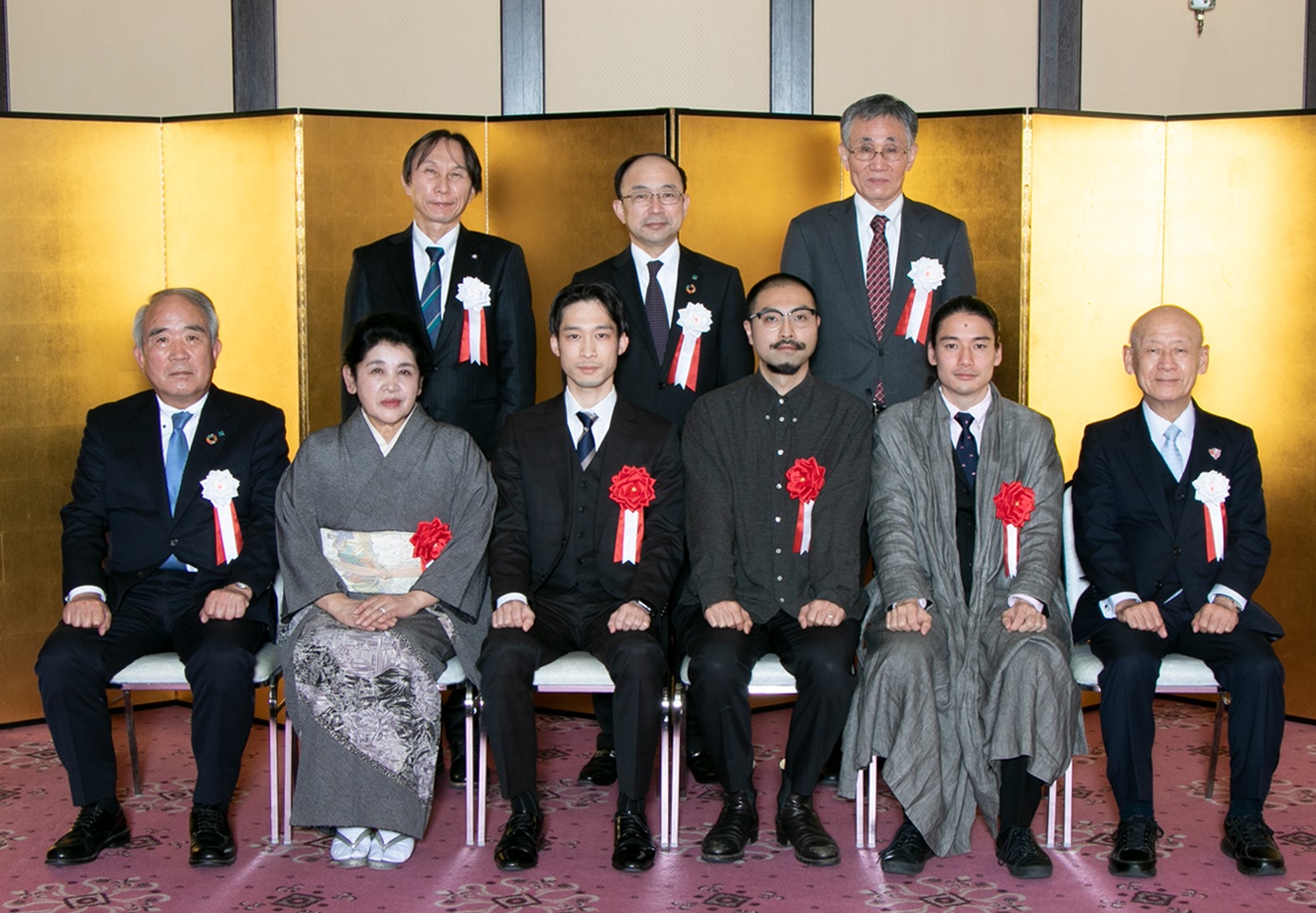 前列左から3番目から、井田さん、諫山さん、手嶋さん